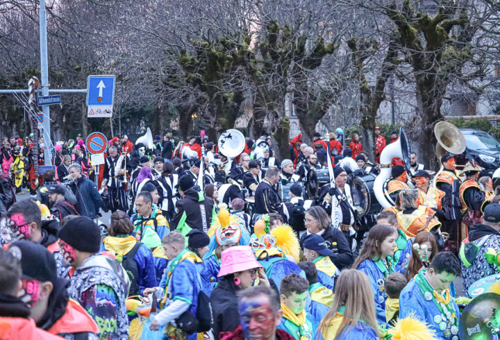 In der «Allee» haben sich die 28 Formationen auf die Parade vorbereitet. Bild Brigitt Buser