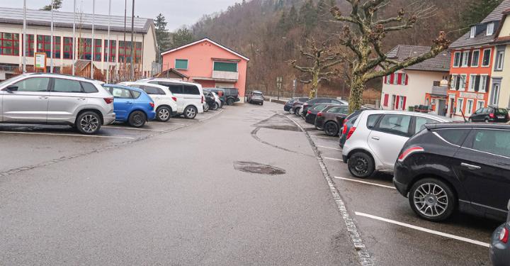 Künftig sind die öffentlichen Parkplätze in Waldenburg wie hier vor der Gemeindeverwaltung gebührenpflichtig. Bild Elmar Gächter