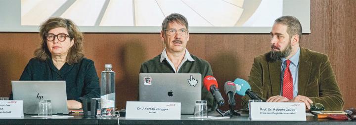 Sie präsentierten die Ergebnisse der Studie: Dr. Jeannette Rauschert, Staatsarchivarin, Dr. Andreas Zangger, Autor, Prof. Dr. Roberto Zaugg, Präsident der Begleitkommission. Bild Tobias Gfeller