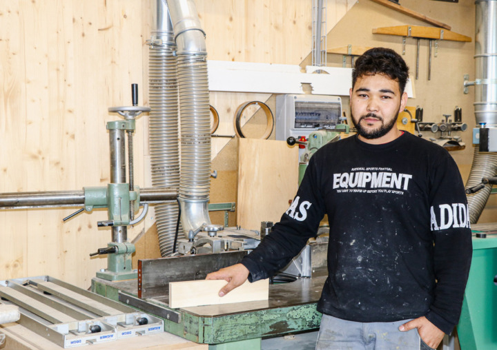 Khalil Qorbani hat bei der Schreinerei Häfelfinger in Sissach seine Berufung gefunden. Bild Heiner Oberer