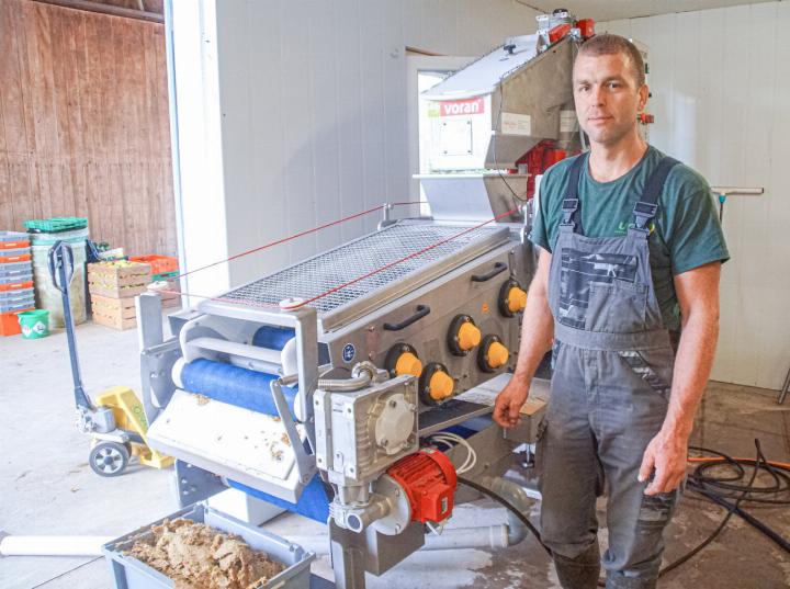 Meisterlandwirt Simon Buser produziert in seiner Kundenmosterei jährlich 20 000 Liter Süssmost. Bilder Otto Graf