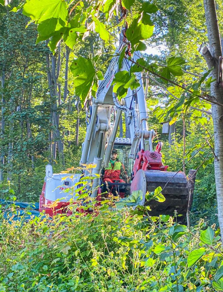 Der Bagger hebt den ersten von sechs geplanten 
Weihern aus.
Bilder Willi Wenger