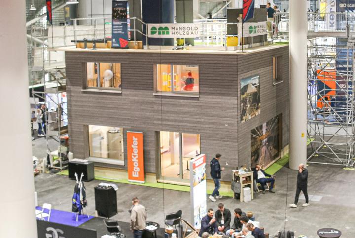 PM Mangold präsentiert in der Messehalle ein Holzhaus. Bild Luana Güntert