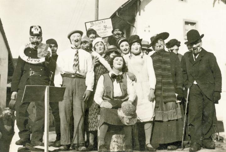 Das Bild entstand um 1930. Das Motto der Fasnacht war: «Aufgebot! für Schwimmer in Buus, Schwimmkurs Dorfplatz». Archiv Heinz Spinnler