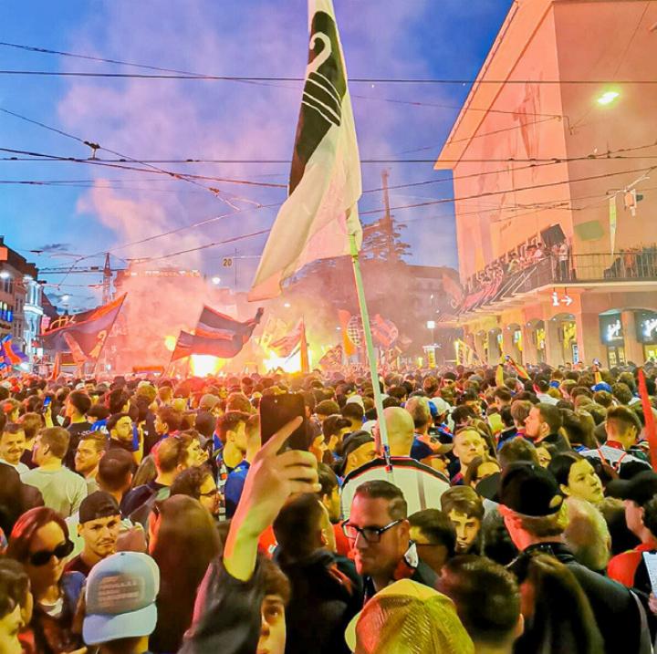 Die spontane Meisterfeier am Sonntag auf dem Barfüsserplatz war eine befreiende Party nach Jahren grosser Sorgen. Bild zvg