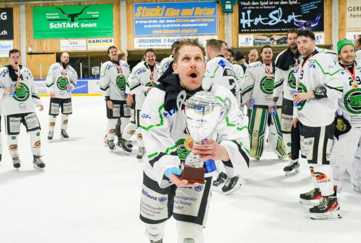 Routinier Marc Niederhauser macht mit dem Pokal und den mitgereisten Fans die Welle. Bild Sebastian Wirz