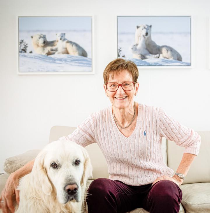 Sabine Pegoraro in ihrem Wohnzimmer in Pfeffingen: Auch wenn sie Eisbären liebt, das wichtigste Tier in ihrem Leben ist Retriever Benji. Bild Peter Sennhauser