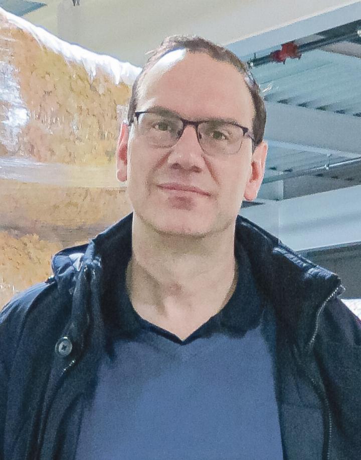 Roberto Papini mit Konfetti im Hintergrund, 
die heute oft biologisch abbaubar sind.
Bild svr.