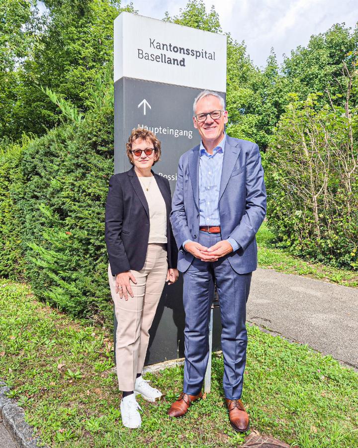 Barbara Staehelin, KSBL-Verwaltungsratspräsidentin, und «Assura»-CEO Ruedi Bodenmann beim Bruderholz-Spital. Bild Tobias Gfeller