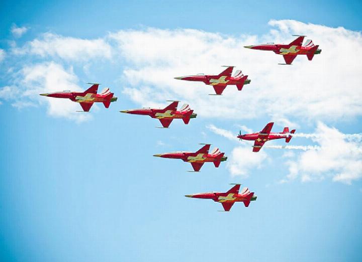 Die Patrouille Suisse kam 2018 bei einer Vorführung in Schupfart einem Segelflugzeug gefährlich nahe. Bild zvg / VBS