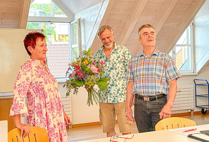 Franziska Mahrer wird nach 25 Jahren als Verbunds-Verwalterin und Zeglinger Schreiberin von Gemeindepräsident Fredi Rickenbacher verabschiedet. Mit dem Blumenstrauss in Bereitschaft ist Gemeinderat Roland Schenk.Bild ch.