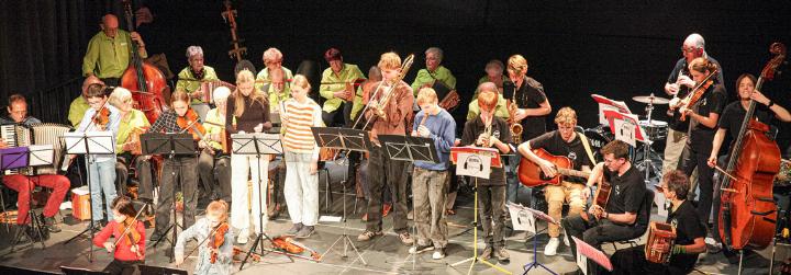 Das lüpfige Schlussbouquet aller Musizierenden war der Höhepunkt des Volksmusik-Konzertabends im Marabu. Bild zvg