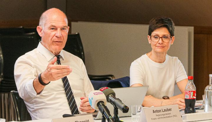 «Fusionen bleiben freiwillig», sagte Anton Lauber – daneben seine Generalsekretärin Miriam Bucher. Bilder je.