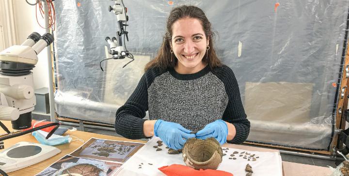 Anna Schuh, Restauratorin bei der Archäologie Baselland, hat kein Lieblingsfundstück, sondern macht sich Gedanken über die Geschichte jedes Objekts. Bild zvg