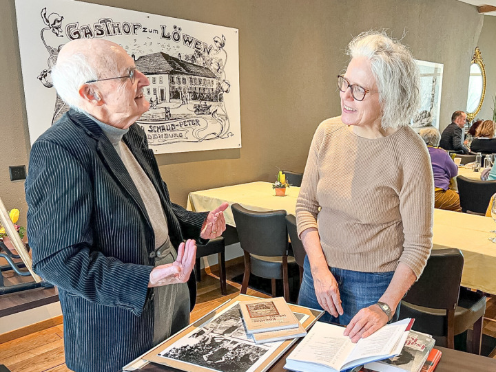 Thomas Schweizer im Gespräch mit einer interessierten Besucherin. Der Kulturvermittler bringt den Gästen zusammen mit Historiker Lorenz Degen Werke von Carl Spitteler und Isabelle Kaiser näher. Bild Brigitte Keller