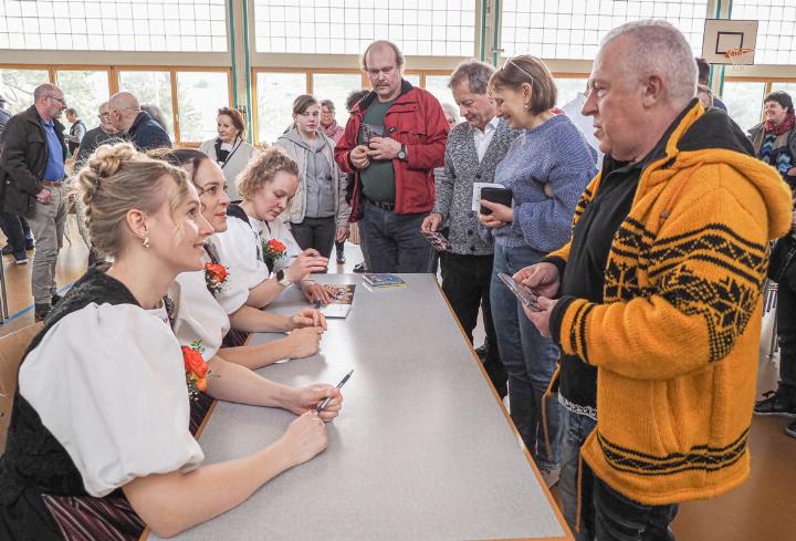 Die drei Schwestern signierten nach dem Konzert nicht nur die CDs, sondern hielten mit fast jedem auch noch ein Schwätzchen. Entsprechend lang war die Warteschlange. Bilder hi.