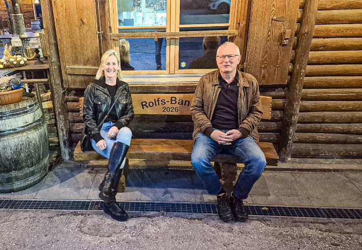 Der Verkehrs- und Verschönerungsverein Sissach und Umgebung hat seinem abtretenden Präsidenten Rolf Rickenbacher (mit Stephanie Schwald) eine Sitzbank gewidmet. Bild zvg