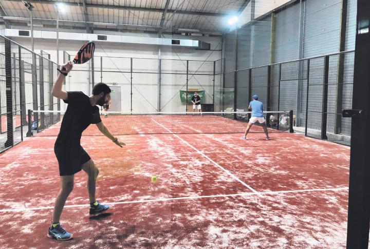Padel wird in einer Art Käfig gespielt: Prallt der Ball nach der ersten Bodenberührung an die Wand, kann weitergespielt werden. Bild Archiv vs Padel wird in einer Art Käfig gespielt: Prallt der Ball nach der ersten Bodenberührung an die Wand, kann weitergespielt werden. Bild Archiv vs