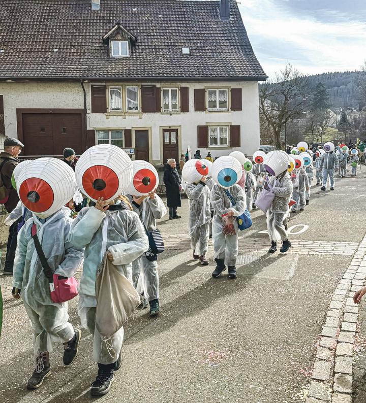 Kurz nach dem Start passiert der Umzug die Bachgasse. Bilder Aline Grieder