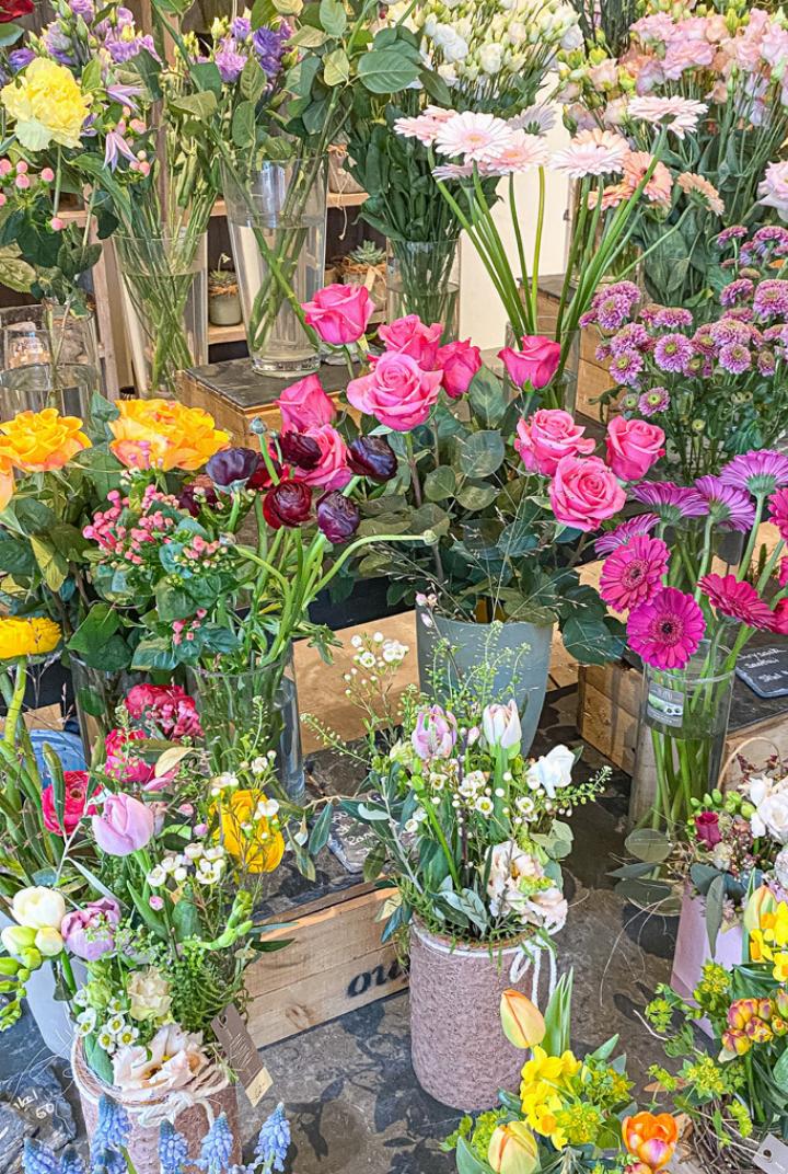 So vielfältig wie das aktuelle Angebot der Blumenläden (im Bild Pasadena Sissach), so flexibel sind die Schenkenden eines Valentinstag-Blumenstrausses.
Bild Brigitt Buser