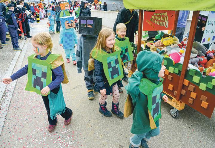Die Kinder von der Spielgruppe «Kalea-Kids» sammelten Stofftiere und verschenkten sie am Umzug. Helge Pyro Man