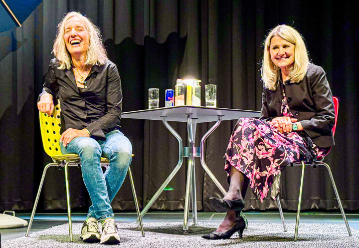 Es gab viel zu lachen: Natascha Badmann (links) mit Moderatorin Anita Crain, die gewohnt souverän durch den Abend führte.Bild Team Schwarz
