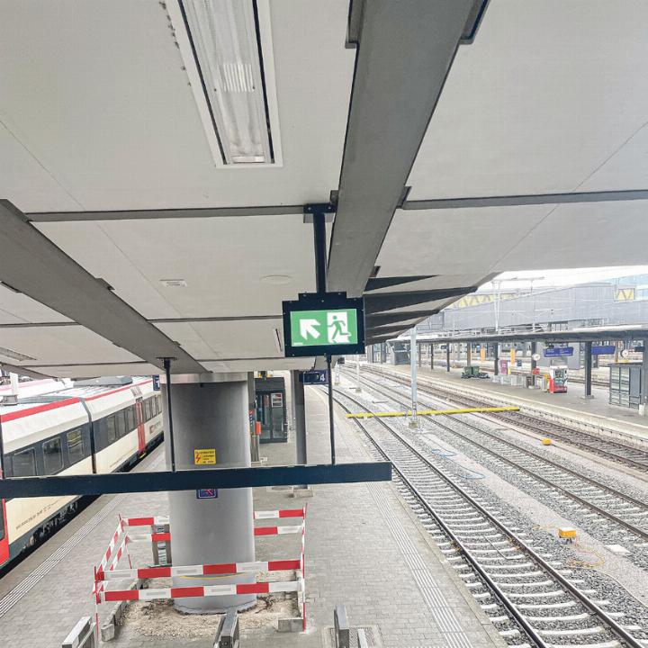 Der Autor/Fotograf/Sprücheklopfer Lars Mazzucchelli (Seltisberg) wäre gerne Comiczeichner geworden, doch ist er zeichnerisch talentfrei. So fotografiert er Alltagssituationen, die ihm ins Auge stechen, und versieht sie mit einem treffenden Kommentar.