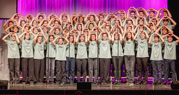 Die rund 70 mitwirkenden Jugendlichen treten gemeinsam mit einer Liveband auf. Bild zvg