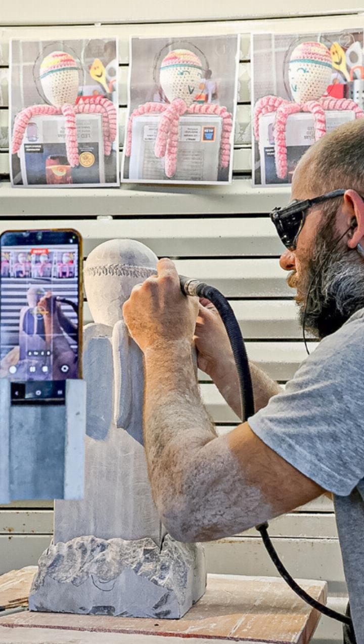 Der gehäkelte Oktopus «Tinti» wird in Stein gemeisselt. Bild zvg