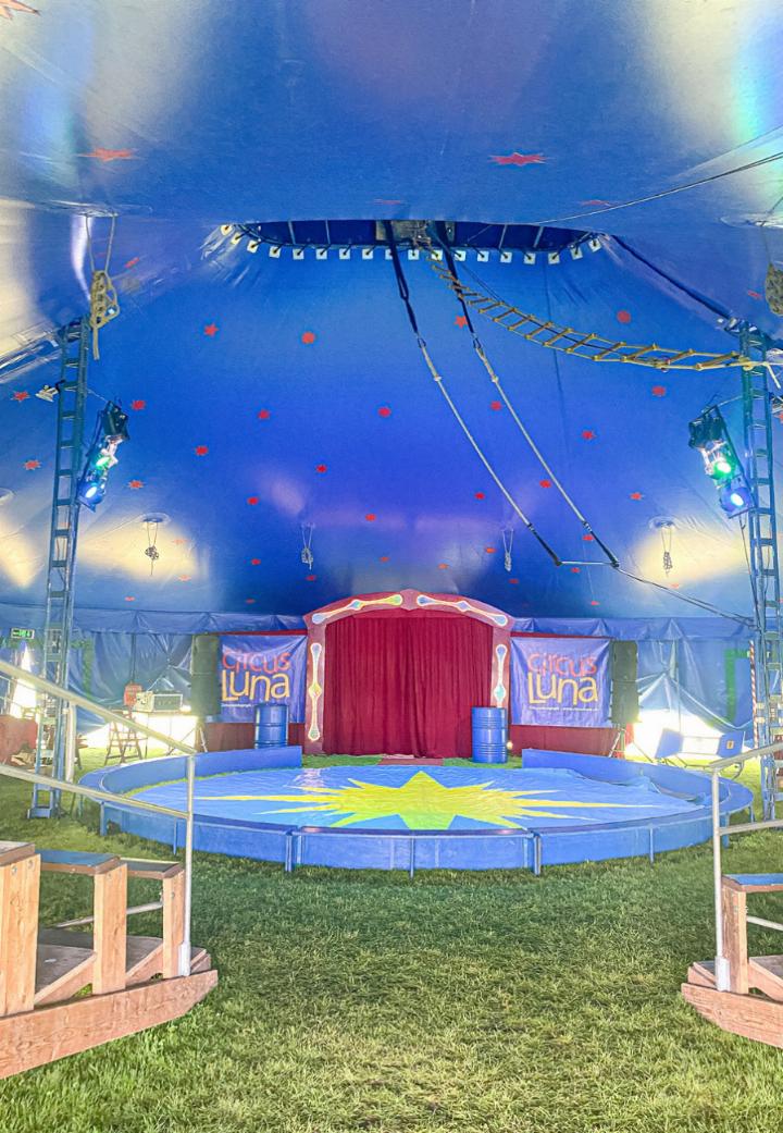 In der Manege zeigten die Kinder den rund 1100 Gästen ihre Nummern. Bild zvg