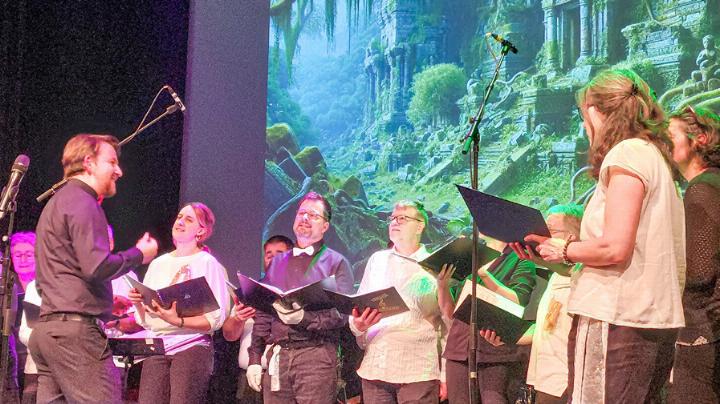 «Probier’s mal mit Gemütlichkeit» – der «Rondo Chor» präsentiert einen Song aus dem Film «Dschungelbuch». Bild Stephan Imhof