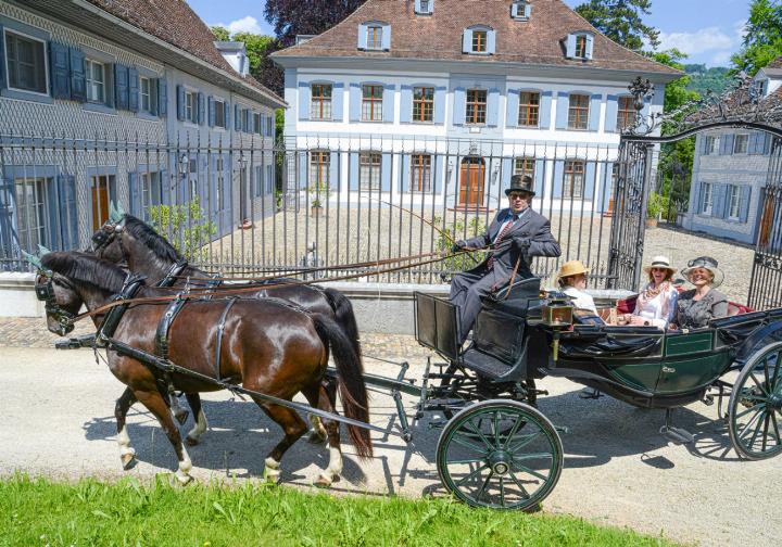 Historischer Zweispänner vor der historischen Kulisse des Schlosses Ebenrain. Bild Christian Horisberger