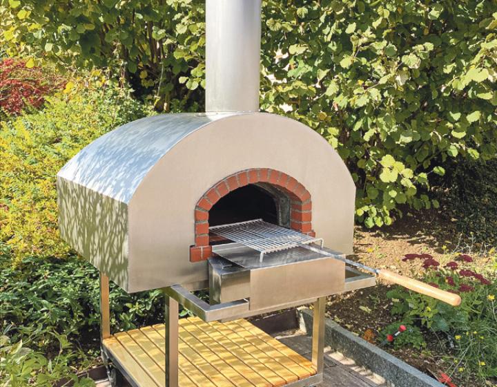Der «KohlerPizza-Bäcker» überzeugt in jedem Garten und ist perfekt, um im Sommer feine Pizzen zu Hause zu backen.Bild zvg