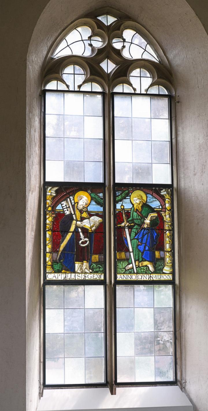 Ans Jahr der Kirchweihe erinnern die beiden Wappenscheiben mit den Aposteln Petrus (mit Schlüssel) und Paulus (mit Schwert). Bild ch.