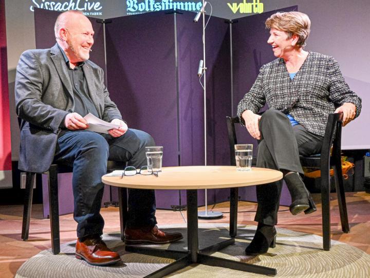 Von den Lasten einer Bundesrätin liess sich Viola Amherd 2021 im Nachtcafé nichts anmerken. Die Moderation übernahm Robert Bösiger. Bilder Archiv vs