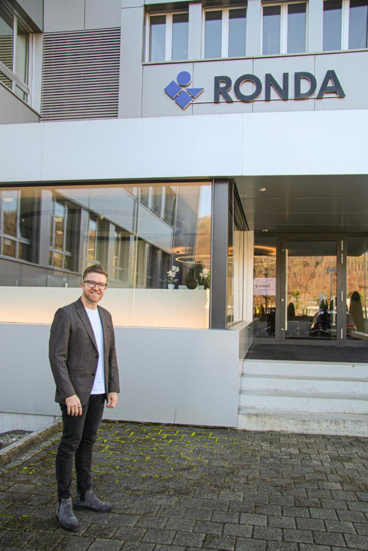 Fabien Schirmer vor dem Haupteingang des Ronda-Hauptsitzes in Lausen.
Bild Luana Güntert Fabien Schirmer vor dem Haupteingang des Ronda-Hauptsitzes in Lausen.
Bild Luana Güntert