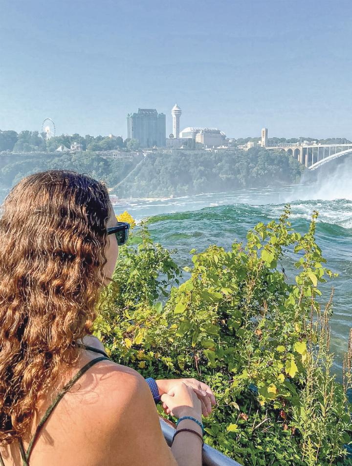 Selina Gysin bei den Niagarafällen – sIe weilte eine Zeit lang in den USA. Bild zvg