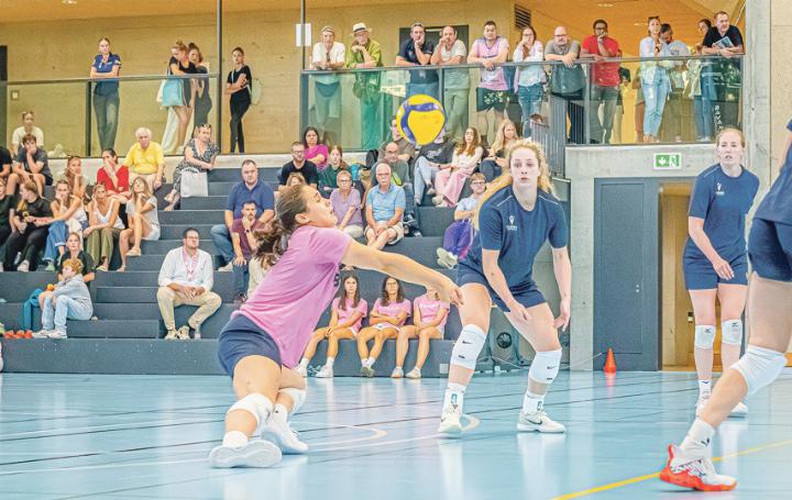 Libera Livia Saladin (links) zeigt ihre Verteidigungskünste für einmal in der Sporthalle Hofmatt. Bild Sacha Grossenbacher