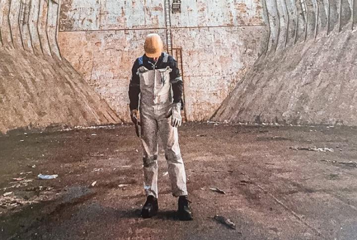 Ein Seemann bei der Reinigung des Laderaums.
Bild zvg