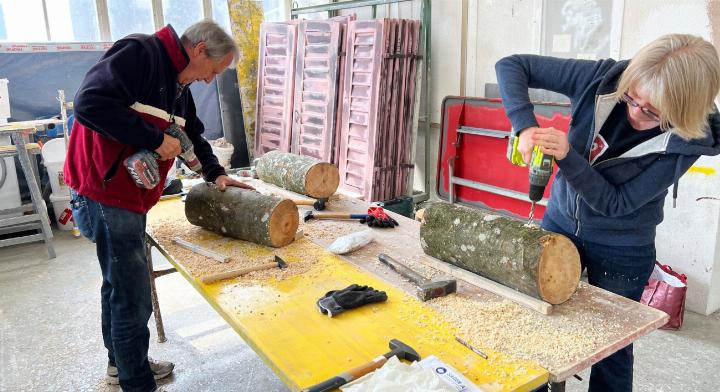 Mit den passenden Geräten lassen sich die Löcher erstaunlich leicht ins Holz bohren.