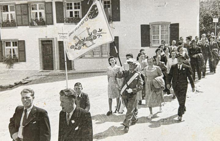 Vermutlich 1948, Einweihung der Fahne am Bezirksgesangsfest. Bild zvg