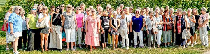 50 Frauen aus Itingen starteten zum Mitgliederausflug. Bild zvg