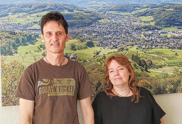 Lehrerin Tanja Lehmann und Lehrer Roland Meyer haben den Text für das Theaterstück «Der Springer, eine strategische Zeitreise» geschrieben und führen Regie. Bild zvg