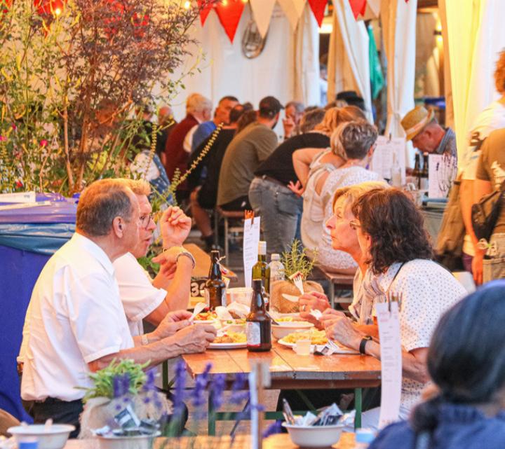 Im «Bistro zum schrägen Ton» mit der Nummer 12 konnte man die Stimmung mit köstlichem Schnipo geniessen.