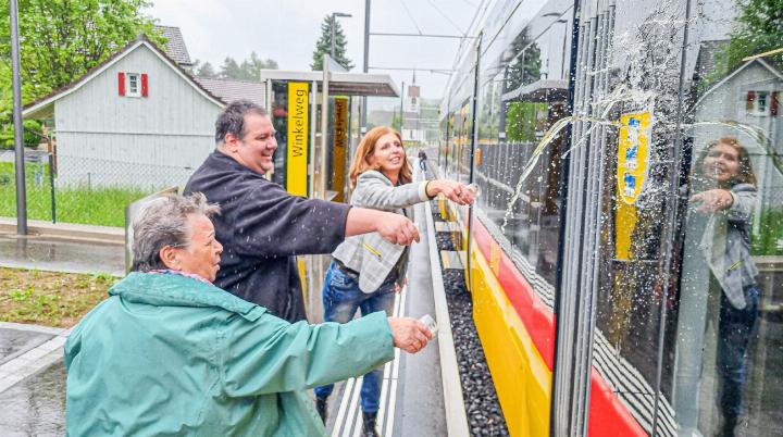 Mitte Mai wurden in verschiedenen Gemeinden die neuen WB-Bähnli getauft – traditionell mit Champagner, direkt auf das Gemeindewappen. Bilder Archiv vs