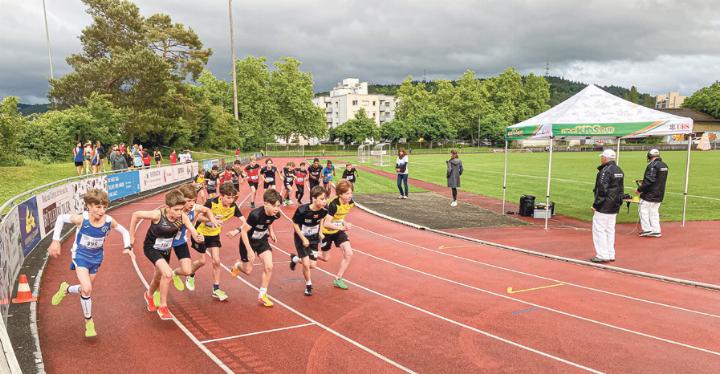 Der Start der 13-jährigen Knaben erfolgte unter dunklen Regenwolken. Bild zvg