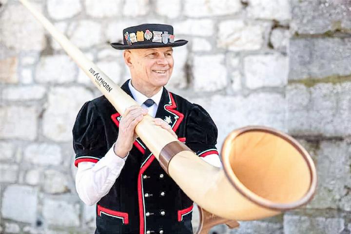 Alphornist und Komponist Stefan Kunz mit einem Instrument aus der Manufaktur «JurAlphorn» im solothurnischen Trimbach. Bild zvg