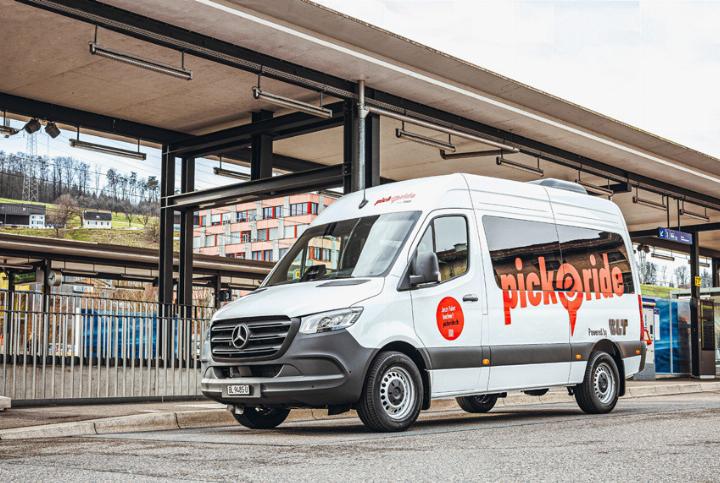 Der «Pick-e-Ride»-Bus hat Platz für 8 Passagiere. Wer ihn bestellt, erhält ein Zeitfenster für die Abfahrt von 20 Minuten. Bild zvg / BLT