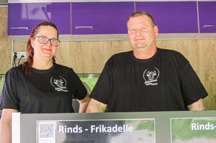 Die neuste Errungenschaft ist eine rollende Küche, in der Sibylle und Beat Schweingruber unter anderem Burger braten. Bild Sander van Riemsdijk