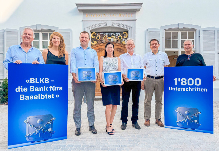 Das Initiativkomitee: Felix Haberthür, Laura Grazioli, Stefan Degen, Christine Frey, Peter Riebli, Dario Rigo sowie Alain Tüscher (von links) gestern vor dem Regierungsgebäude in Liestal. Bild zvg